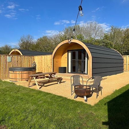 Lois' Pod With Hot Tub, Near Airport Hotel Bristol Bagian luar foto