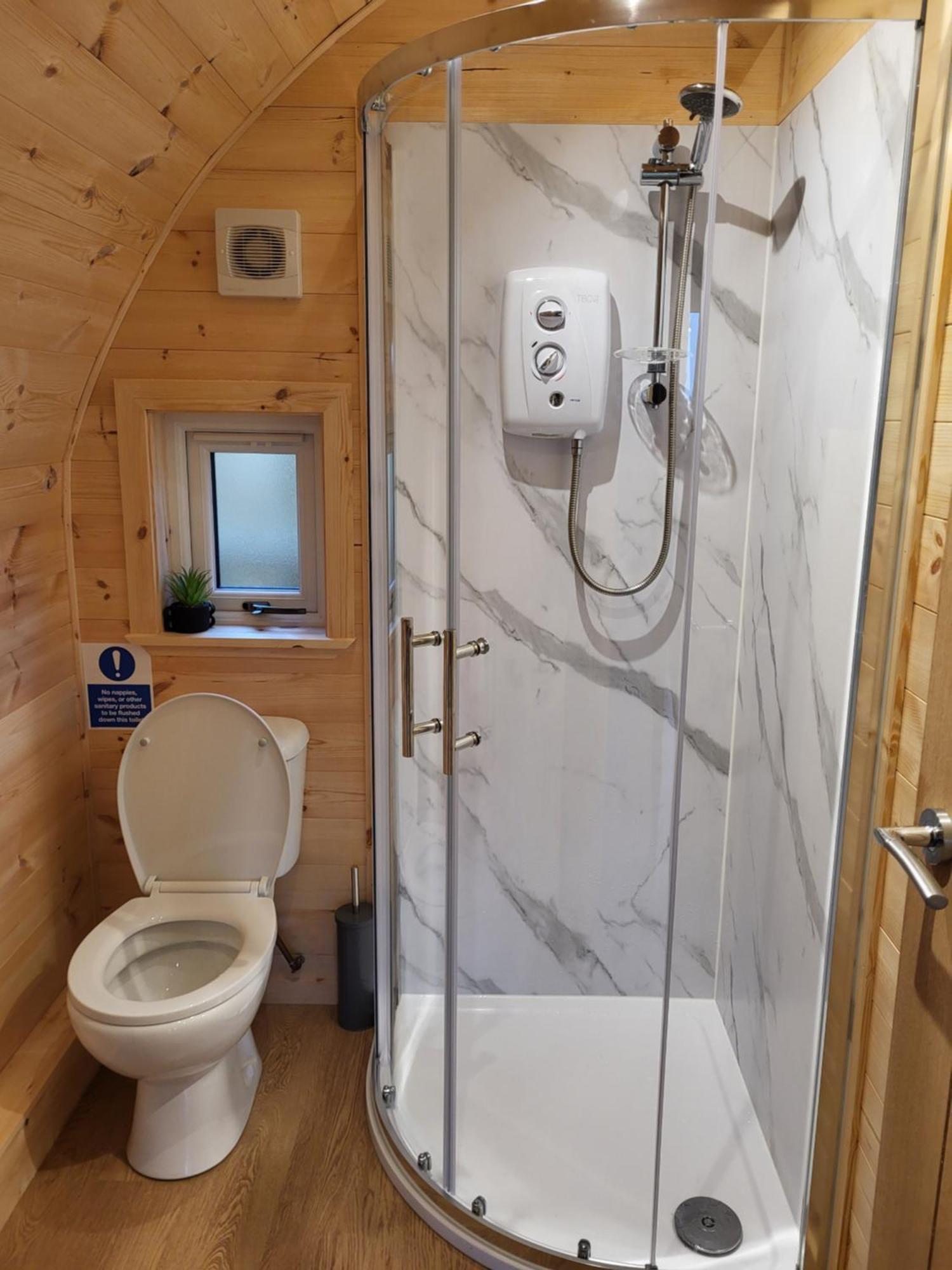 Lois' Pod With Hot Tub, Near Airport Hotel Bristol Bagian luar foto