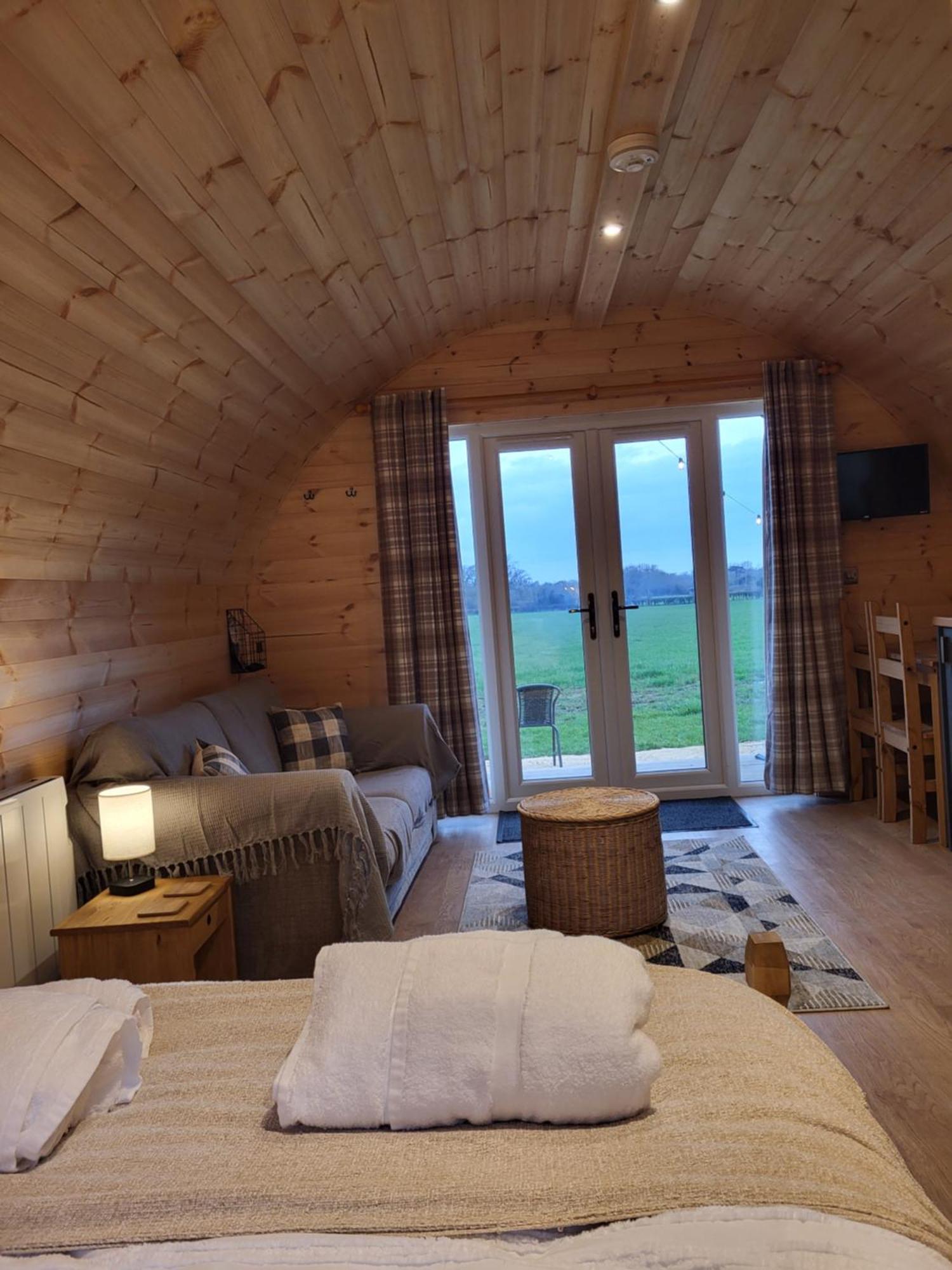 Lois' Pod With Hot Tub, Near Airport Hotel Bristol Bagian luar foto