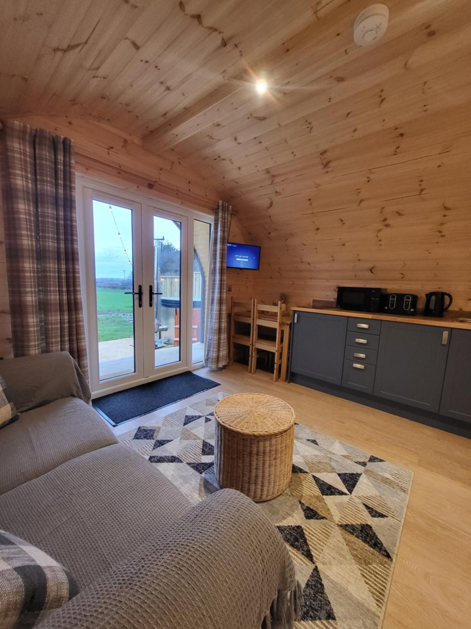 Lois' Pod With Hot Tub, Near Airport Hotel Bristol Bagian luar foto
