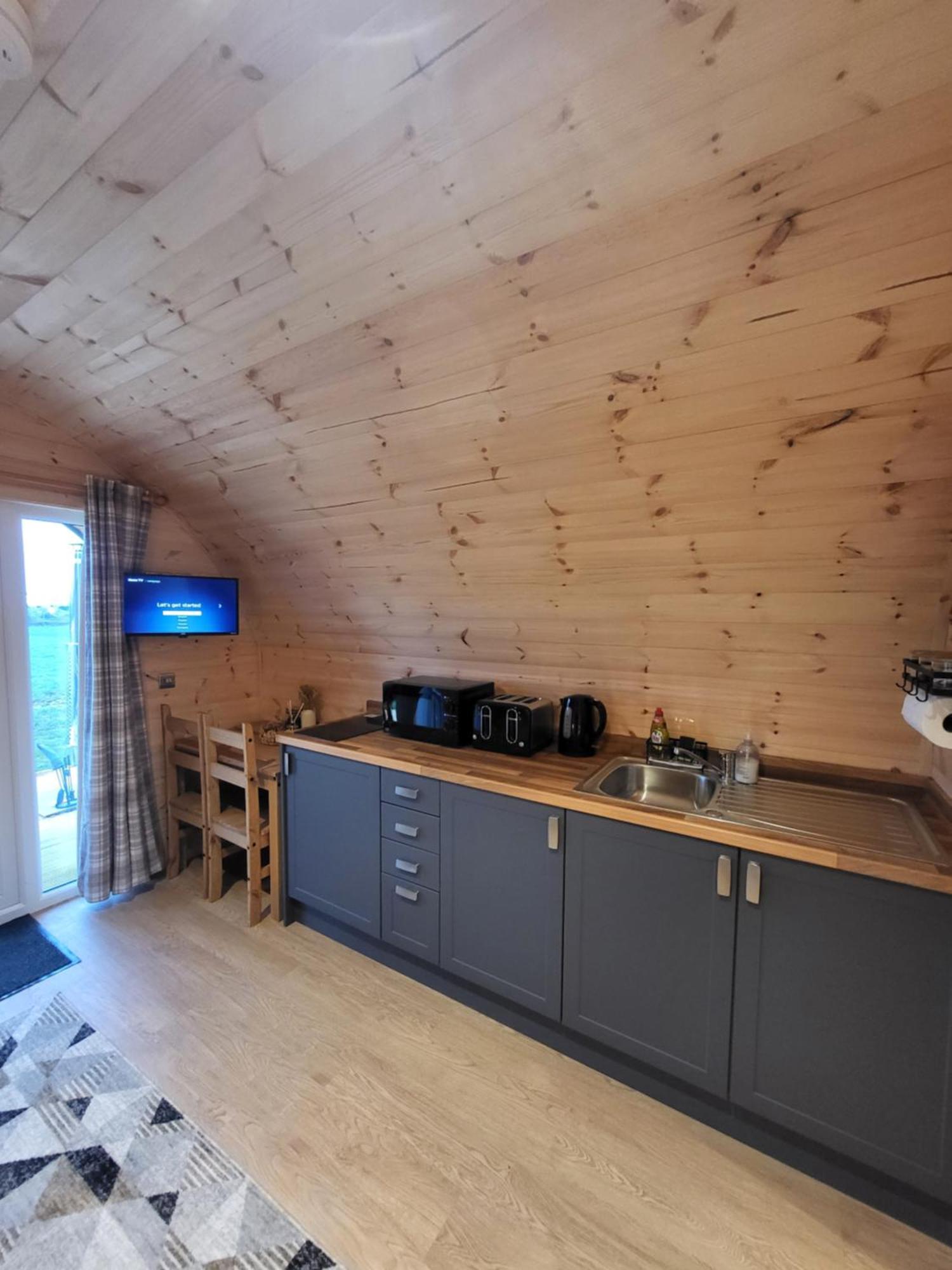 Lois' Pod With Hot Tub, Near Airport Hotel Bristol Bagian luar foto
