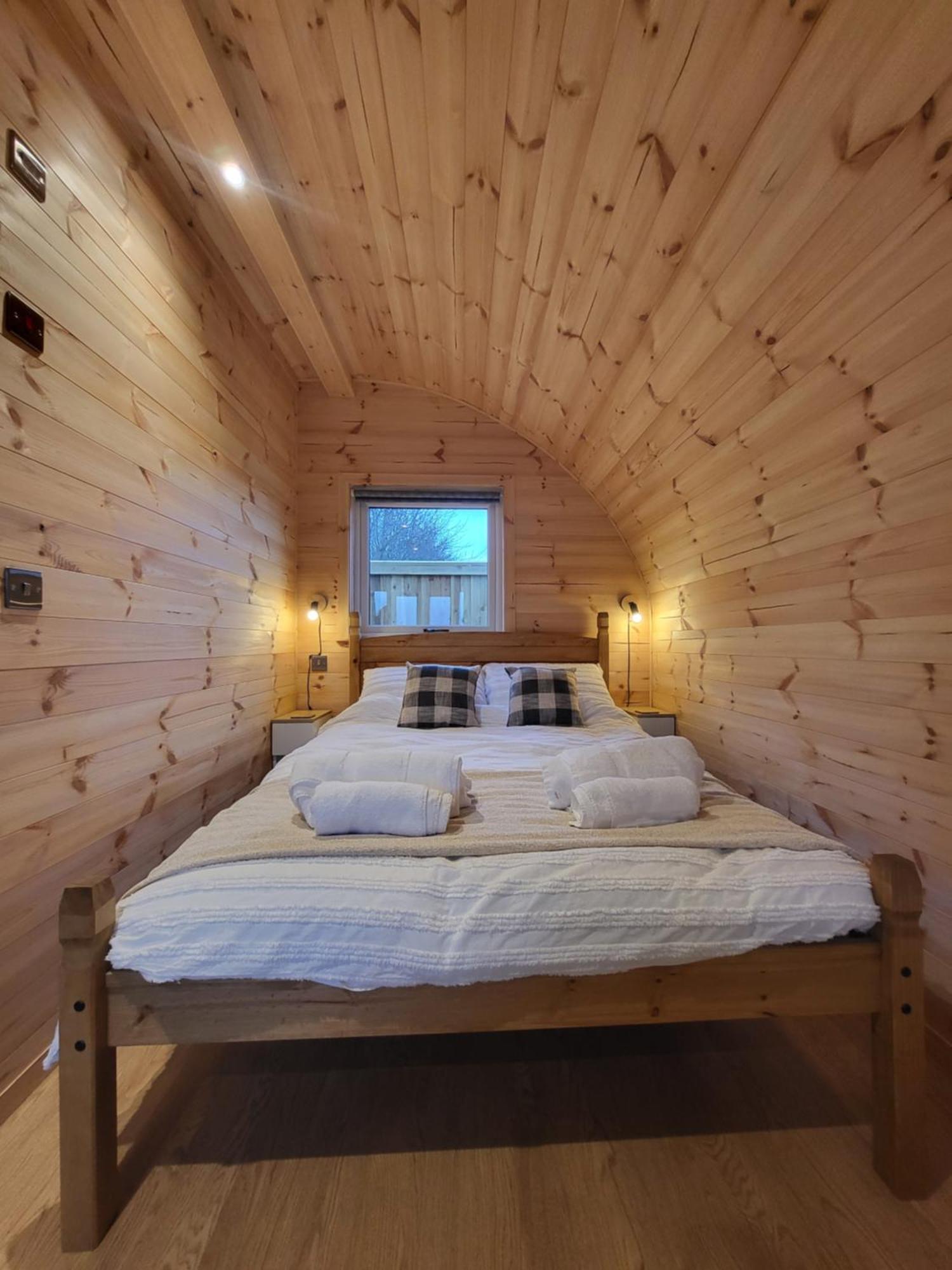 Lois' Pod With Hot Tub, Near Airport Hotel Bristol Bagian luar foto