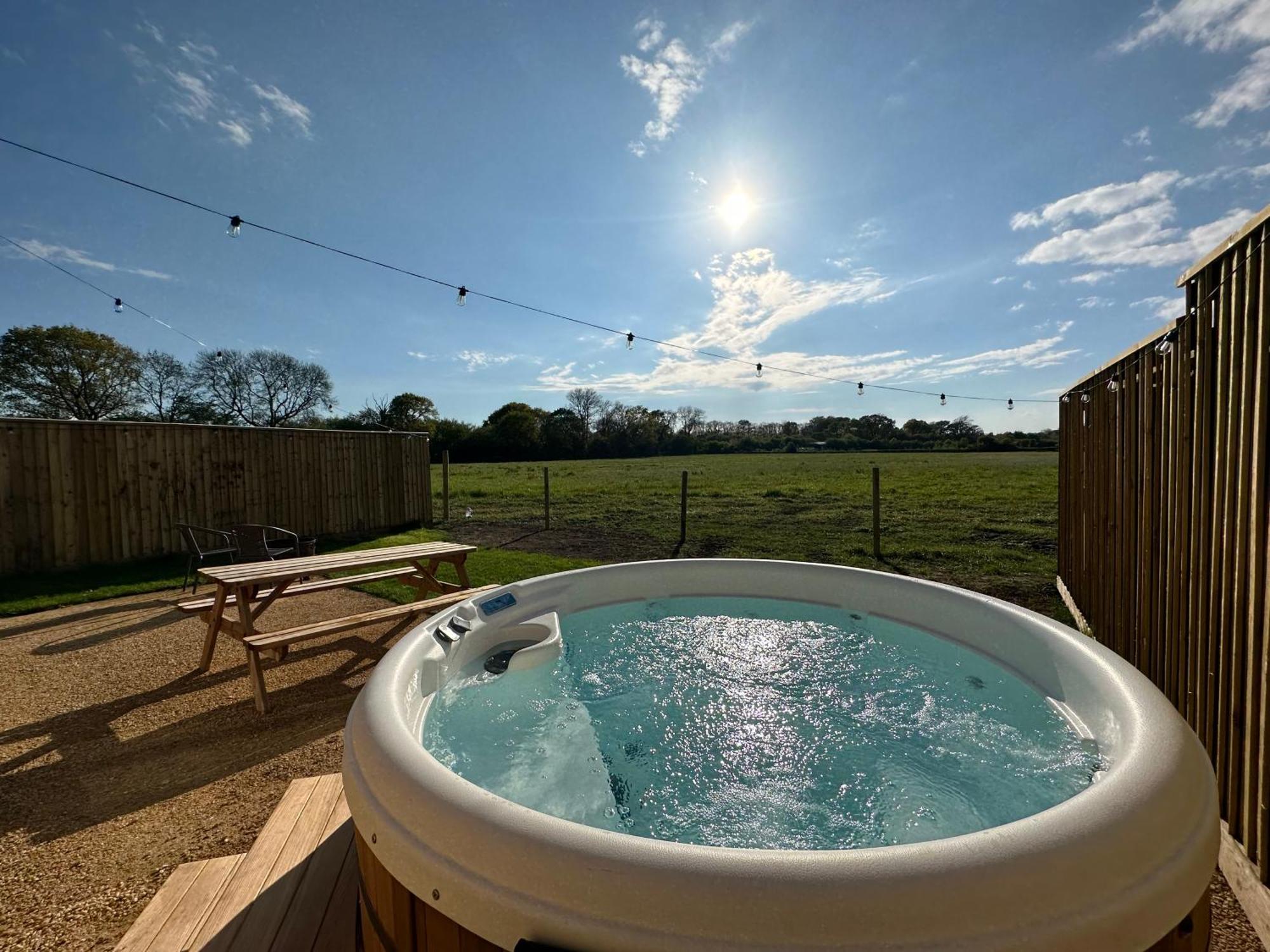 Lois' Pod With Hot Tub, Near Airport Hotel Bristol Bagian luar foto
